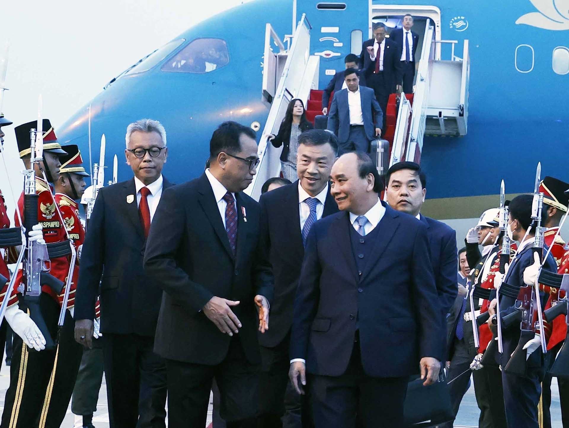 Chủ tịch nước Nguyễn Xuân Phúc tới Jakarta, bắt đầu chuyến thăm cấp Nhà nước tới Indonesia