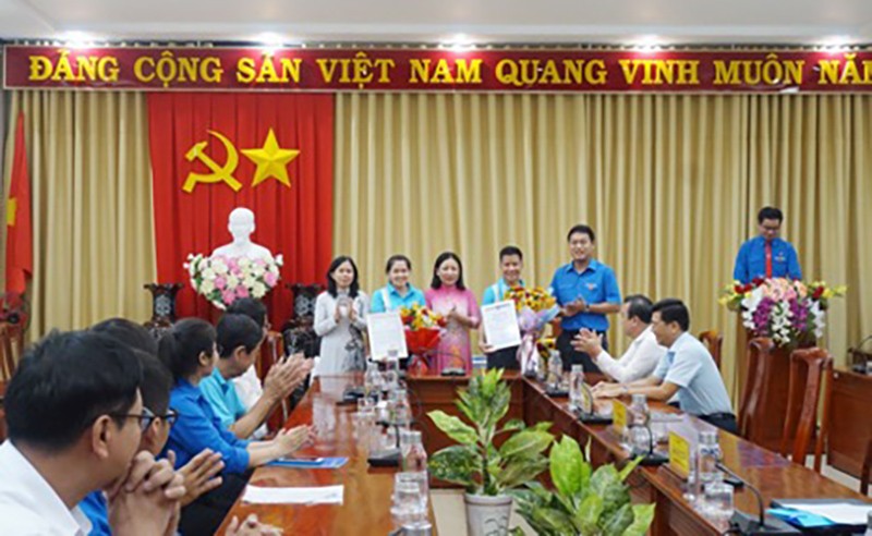 Chủ tịch UBND tỉnh đã tặng bằng khen cho Công ty cổ phần Xi măng Fico Tây Ninh đã có thành tích đóng góp kinh phí để thực hiện công tác an sinh xã hội trên địa bàn tỉnh 11/2022. Nguồn: baotayninh.vn