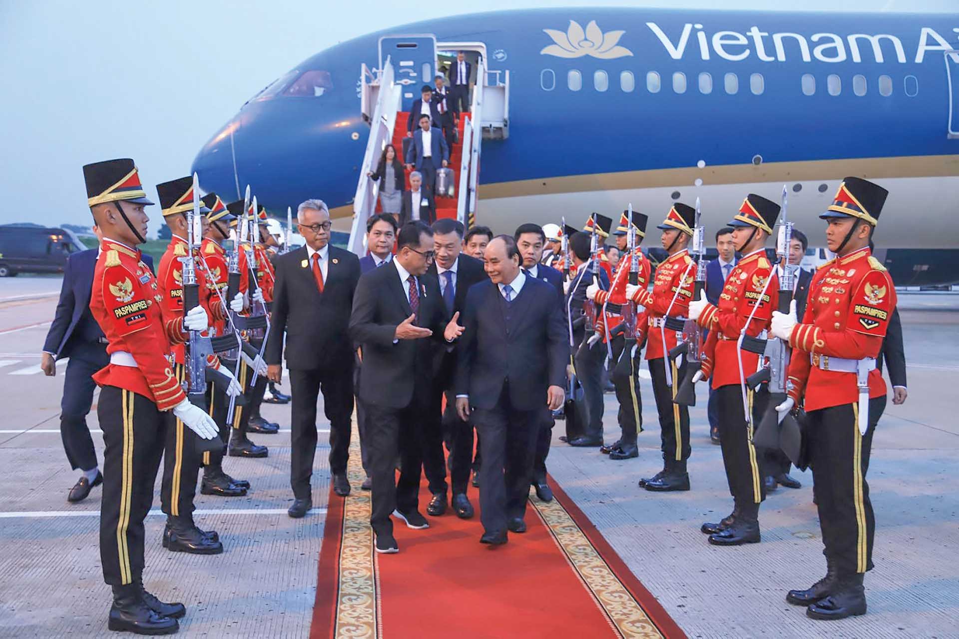 Chủ tịch nước Nguyễn Xuân Phúc đến sân bay quốc tế Soekarno-Hatta, Jakarta, ngày 21/12. (Nguồn: N.H) 