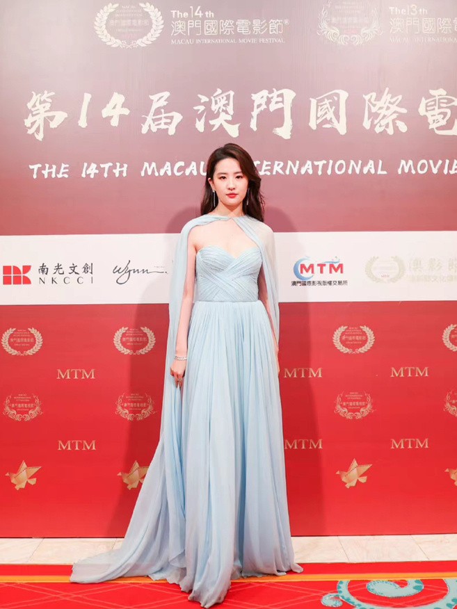 Liên hoan phim Macau: Lưu Diệc Phi đoạt giải; xinh đẹp, thướt tha trên thảm đỏ