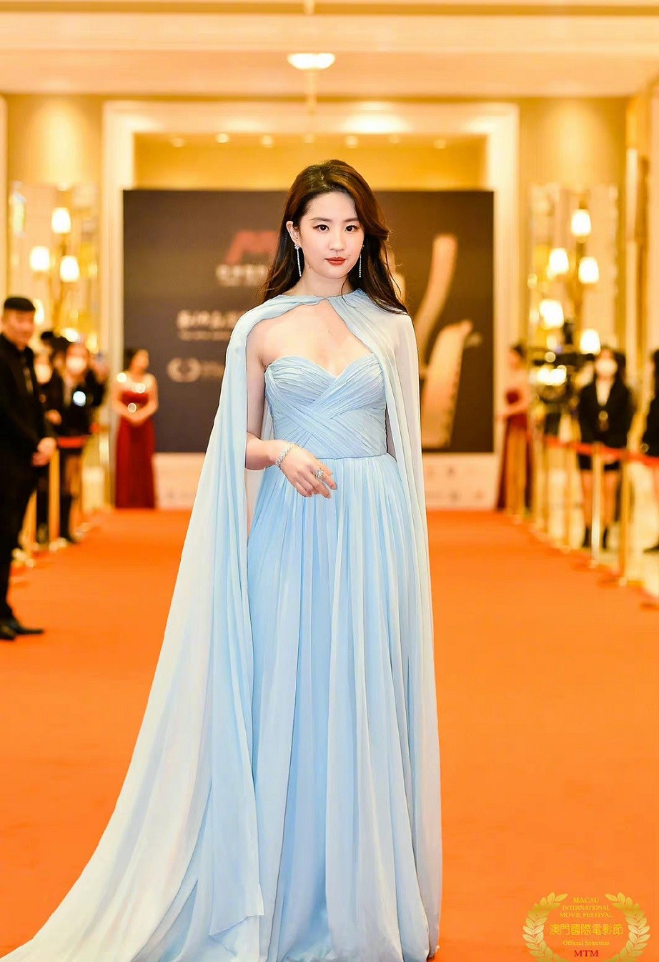 Liên hoan phim Macau: Lưu Diệc Phi đoạt giải; xinh đẹp, thướt tha trên thảm đỏ