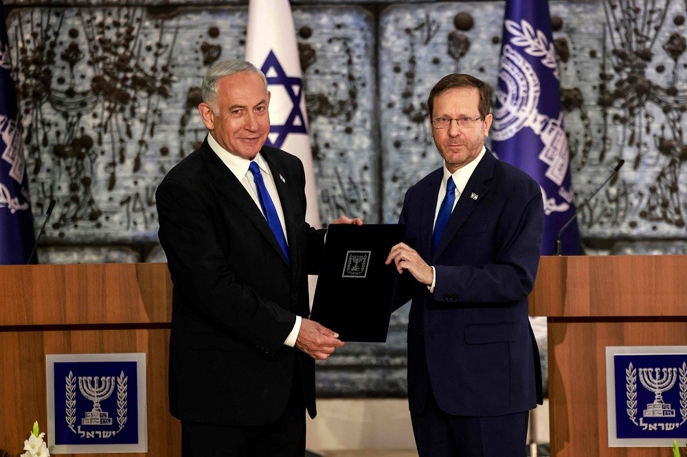 (12.22) Ông Benjamin Netanyahu tuyên bố đã thành lập chính phủ ngày 21/12 - Ảnh: Ông Netanyahu tiếp nhận ủy nhiệm thành lập chính phủ của Tổng thống Isaac Herzog ngày 22/11. (Nguồn: AFP)
