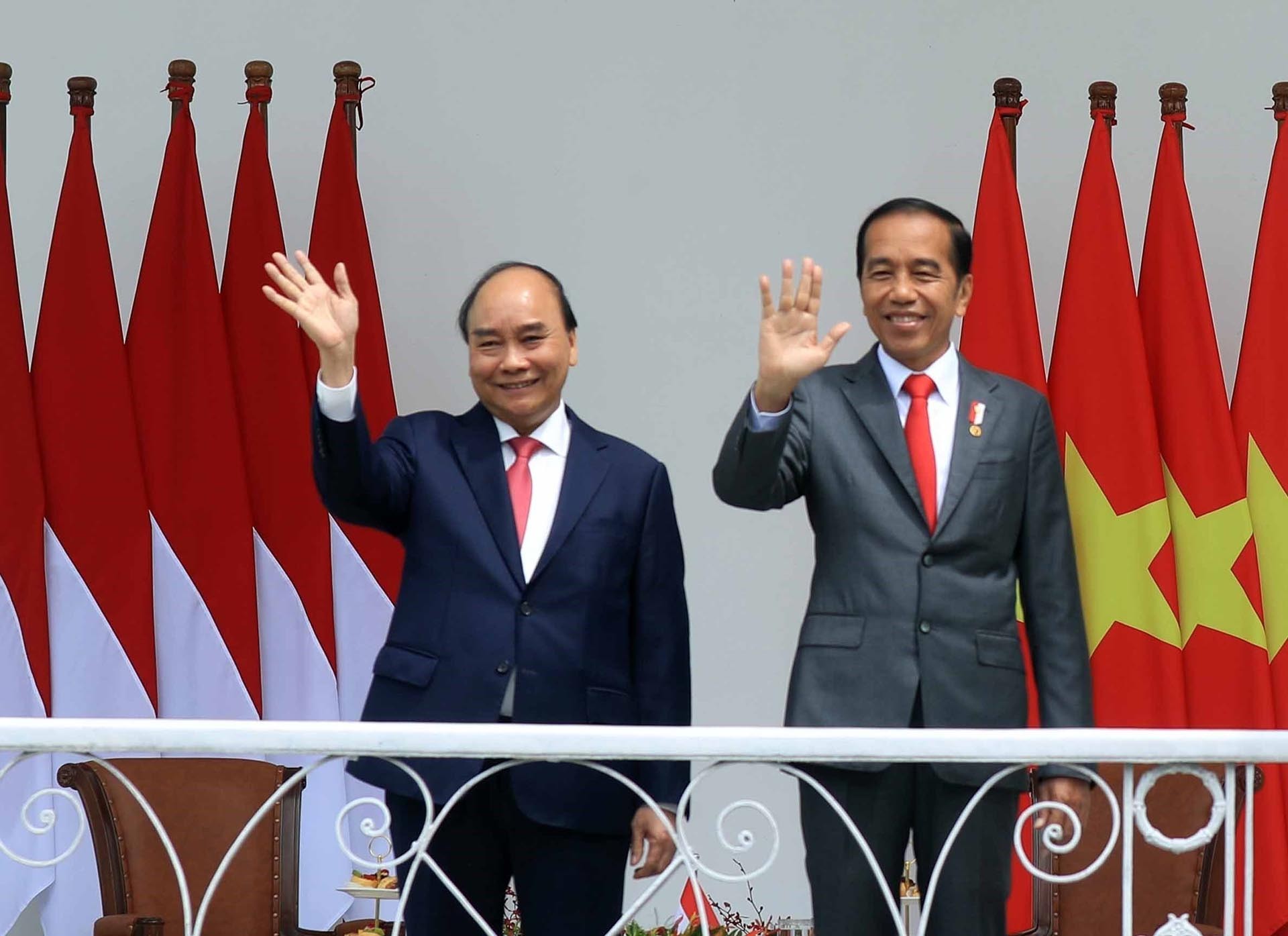 Chủ tịch nước Nguyễn Xuân Phúc và Tổng thống Indonesia Joko Widodo tại lễ đón. (Nguồn: TTXVN)