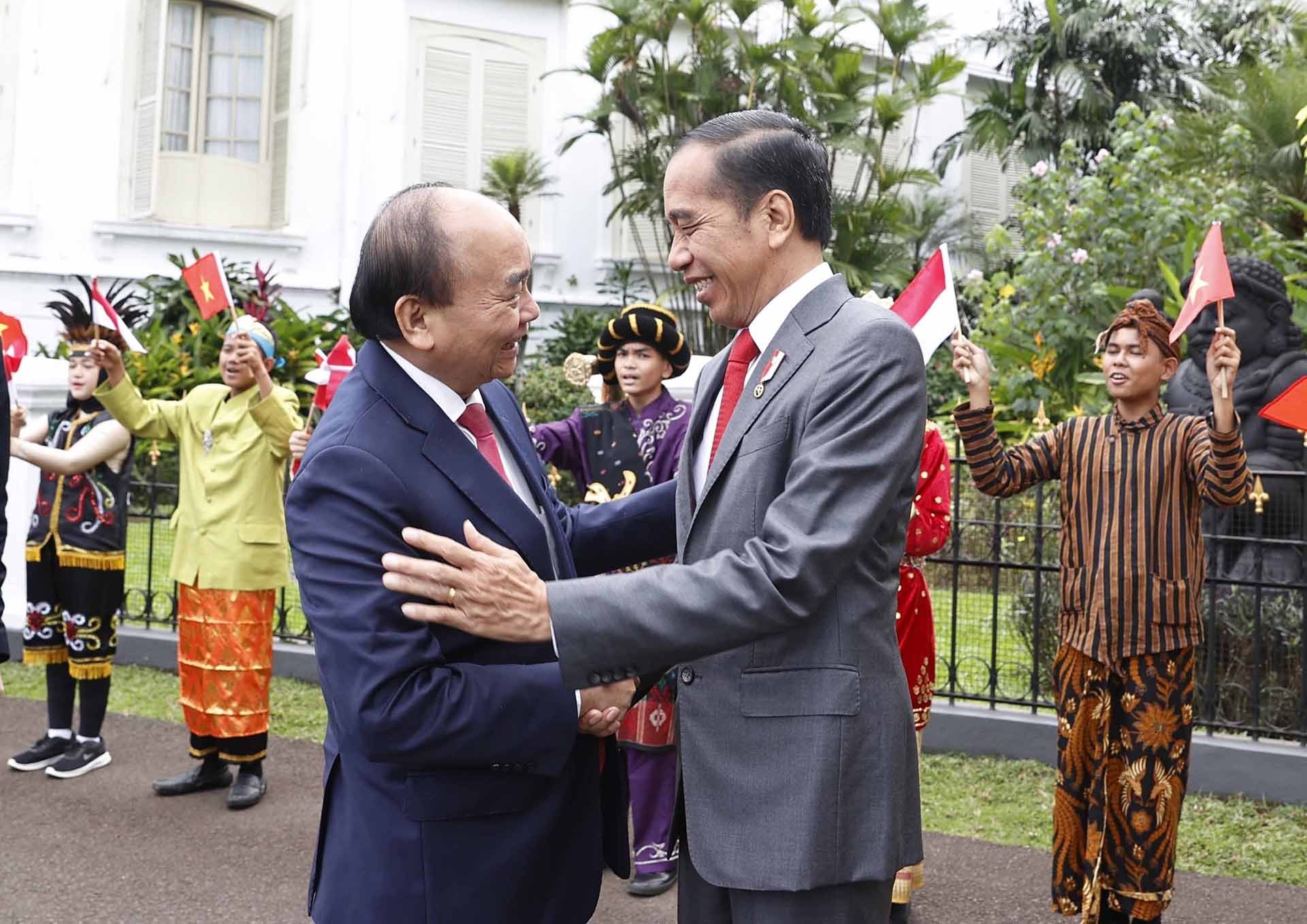 Tổng thống Indonesia Joko Widodo đón Chủ tịch nước Nguyễn Xuân Phúc. (Nguồn: TTXVN)