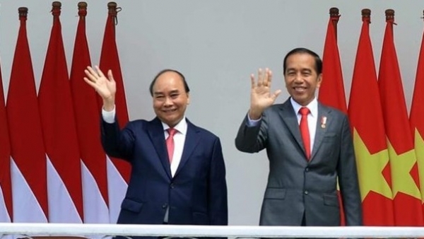 Indonesian President Joko Widodo hosts welcome ceremony for President Nguyen Xuan Phuc