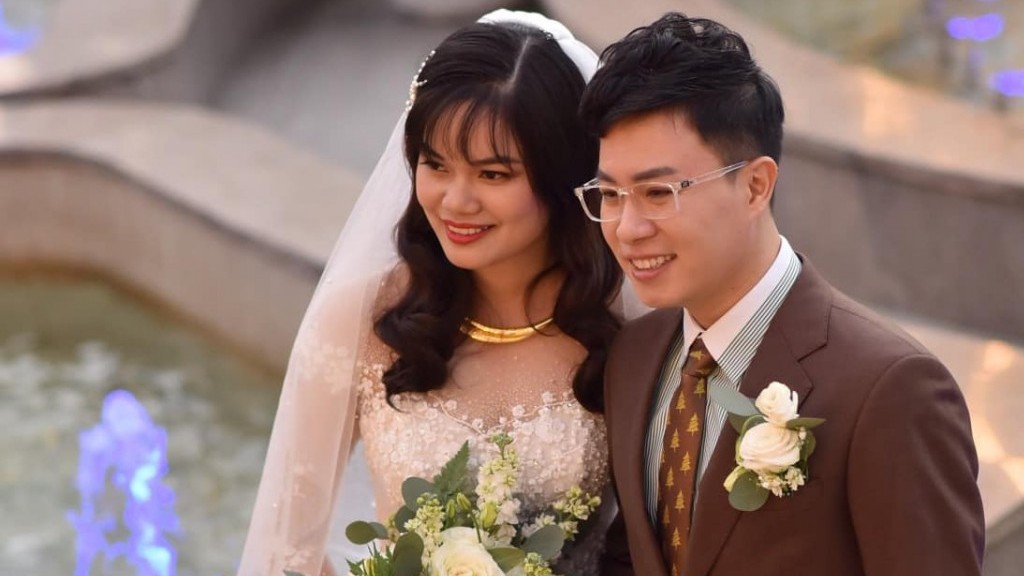 Sao Việt: MC Lê Anh đăng ảnh kỷ niệm 2 năm ngày cưới, Mạnh Trường nhớ khoảnh khắc lãng mạn mùa Giáng sinh năm ngoái