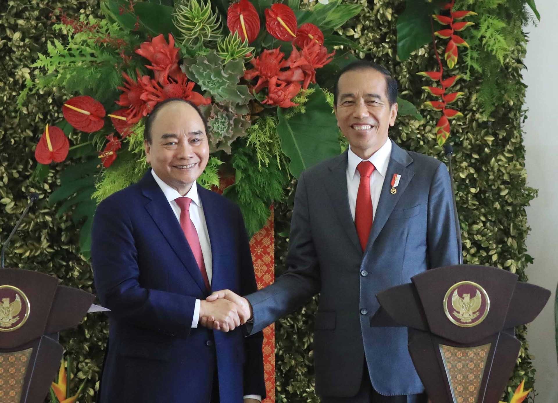  Chủ tịch nước Nguyễn Xuân Phúc và Tổng thống Indonesia Joko Widodo tại buổi gặp gỡ báo chí. (Nguồn: TTXVN)