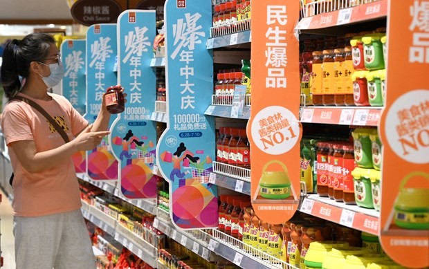 Người dân chọn mua hàng tại một siêu thị ở tỉnh Hà Bắc, Trung Quốc. (Nguồn: Tân Hoa xã)