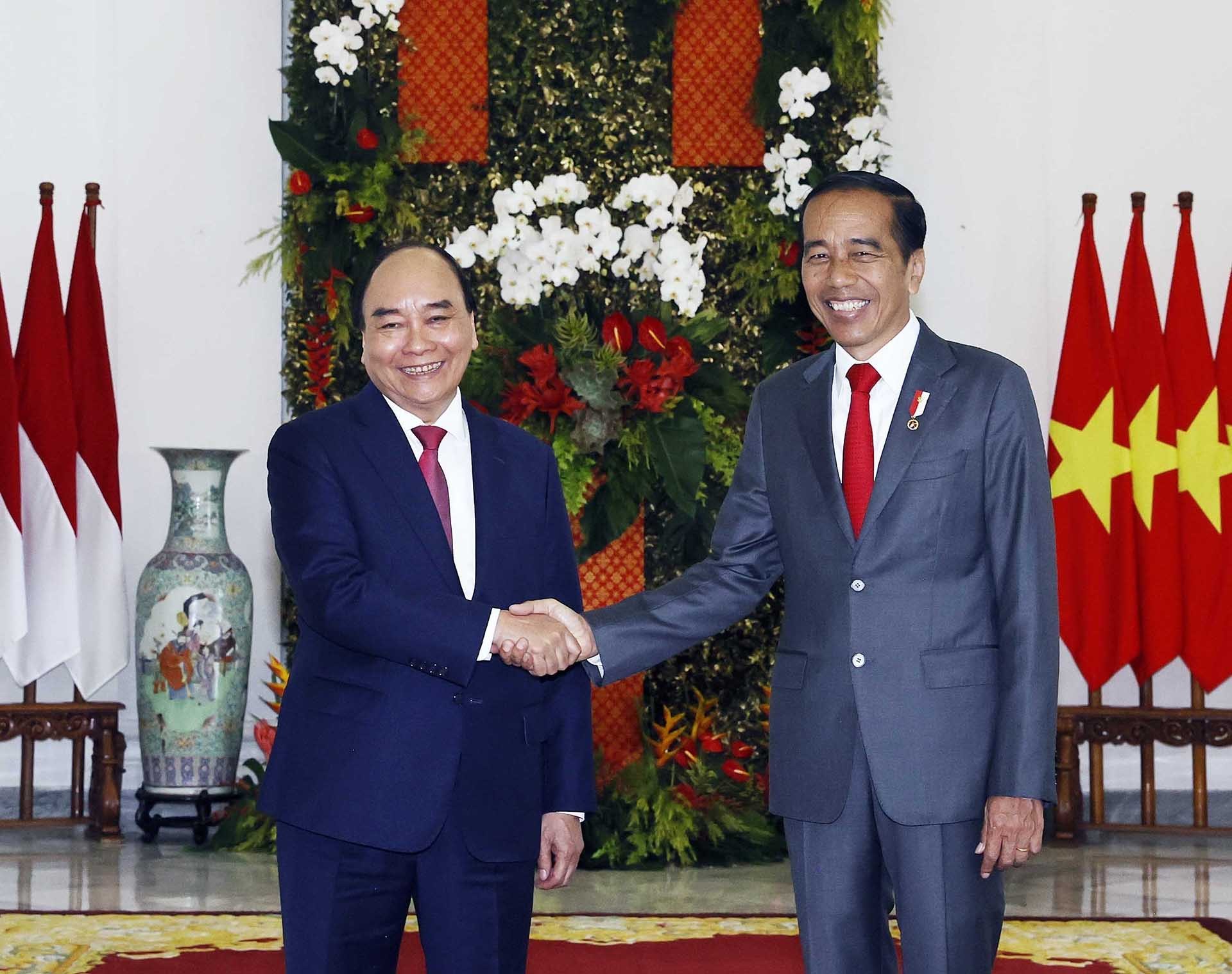  Chủ tịch nước Nguyễn Xuân Phúc chụp ảnh chung với Tổng thống Indonesia Joko Widodo trước khi tiến hành hội đàm. (Nguồn: TTXVN)