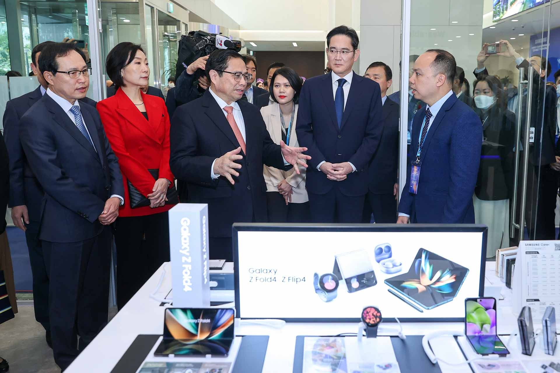 Thủ tướng Phạm Minh Chính tham quan trưng bày sản phẩm mới của Samsung tại Trung tâm Nghiên cứu và Phát triển (R&D). (Nguồn: VGP)