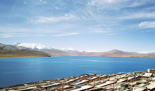 Làng Tuiwa thuộc thị trấn Dalong, huyện Langkazi, Lhasa, Tây Tạng, nằm dưới chân núi tuyết Mengdagangri, bên bờ hồ Puma Yumco. Tọa lạc ở độ cao 5.070 mét, đây là ngôi làng có chính quyền hành chính cao nhất thế giới.