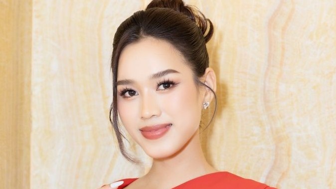Sao Việt: Hoa hậu Đỗ Thị Hà đăng trạng thái lạ, Thùy Tiên rộn ràng đón Giáng sinh