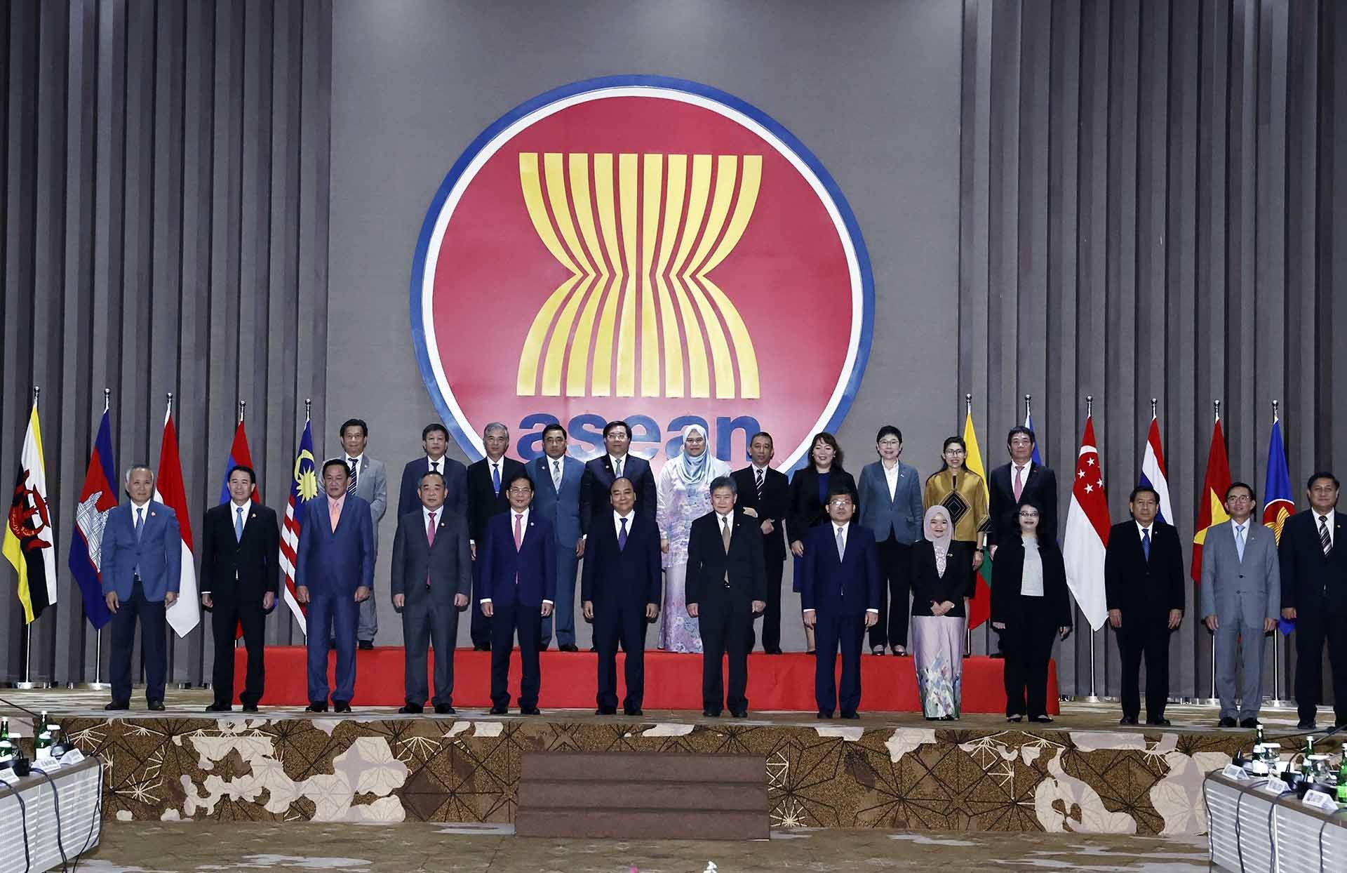 Chủ tịch nước Nguyễn Xuân Phúc vớ Tổng Thư ký ASEAN Lim Jock Hoi và các đại biểu. (Nguồn: TTXVN)