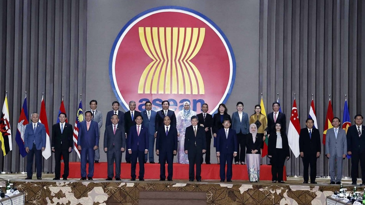 President Nguyen Xuan Phuc meets ASEAN Secretary-General Lim Jock Hoi in Jakarta