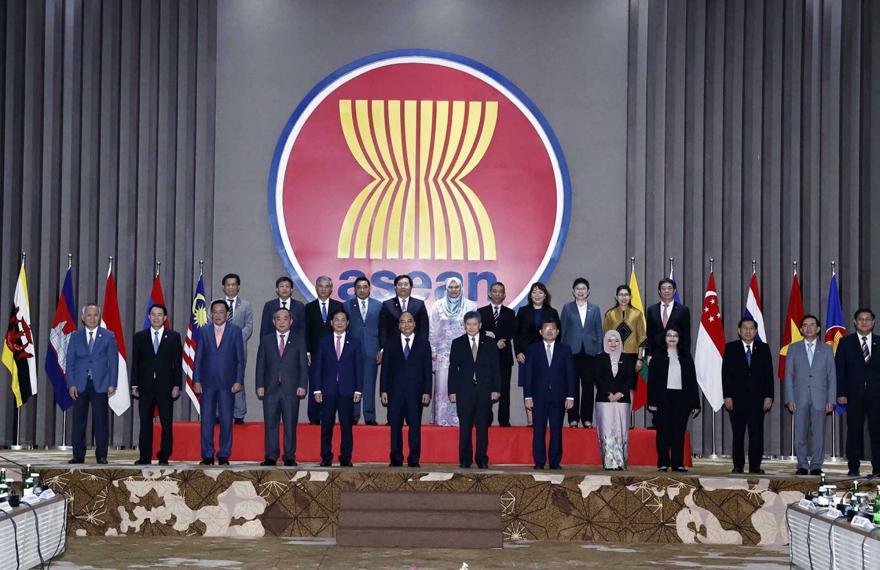 President Nguyen Xuan Phuc meets ASEAN Secretary-General Lim Jock Hoi in Jakarta