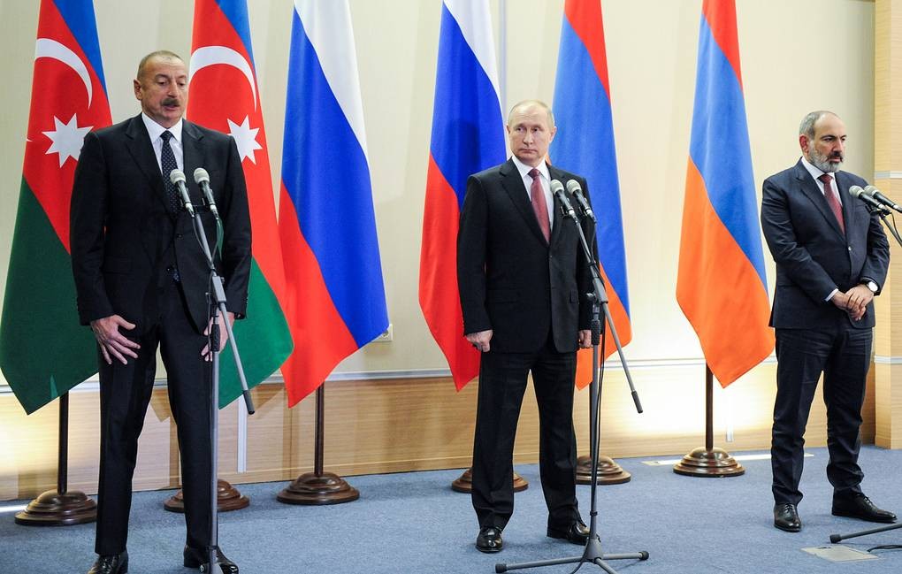 Từ trái sang: Tổng thống Azerbaijan Ilham Aliyev, Tổng thống Nga Vladimir Putin và Thủ tướng Armenia Nikol Pashinyan trong cuộc gặp tại Sochi, Nga, ngày 31/10. (Nguồn: TASS)