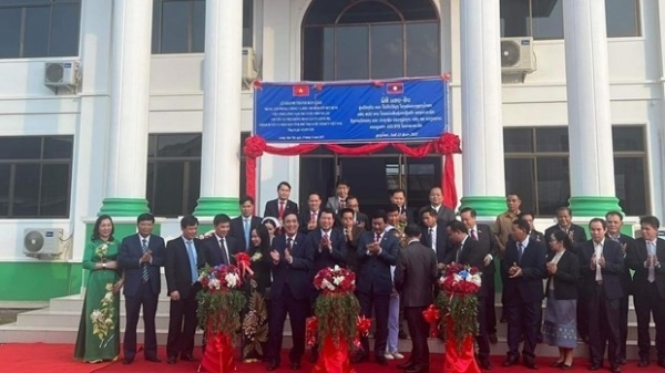 Phu Tho province hands over anti-malaria centre to Lao locality