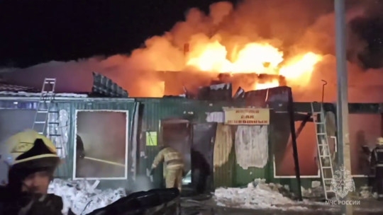 Cảnh sát tại hiện trường vụ hỏa hoạn ở nhà dưỡng lão ở thành phố Kemerovo, vùng Siberi của Nga, ngày 23/12. (Nguồn: Bộ Tình trạng khẩn cấp Nga)