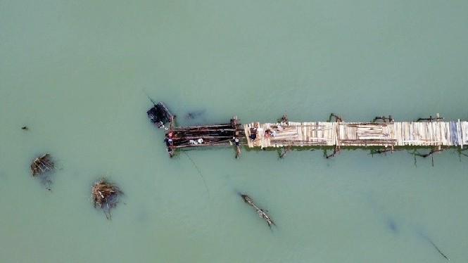 Gấp rút dựng lại cầu gỗ dài nhất Việt Nam