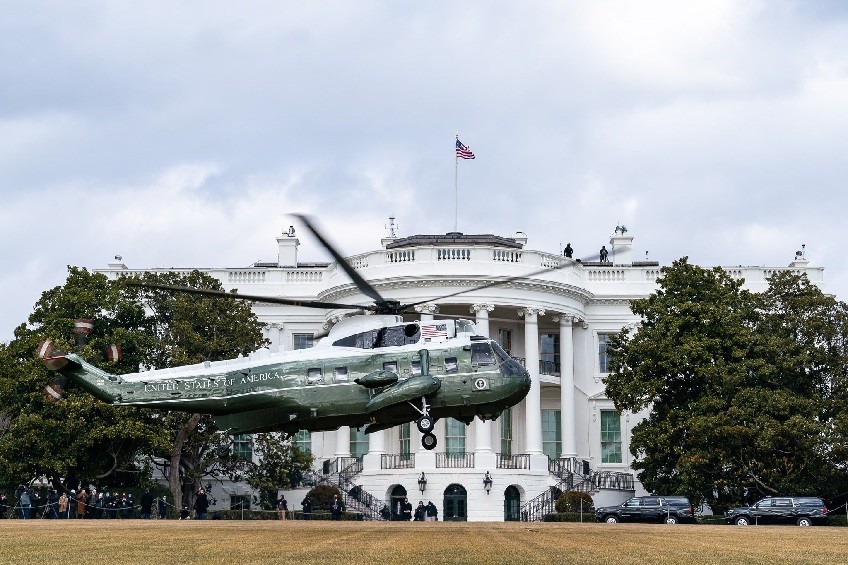 Trung Quốc phản đối Mỹ ban hành Đạo luật ủy quyền quốc phòng năm 2023​. Hình ảnh chiếc chuyên cơ Marine One hạ cánh trên bãi cỏ Nhà Trắng. )Nguồn: news.usni)