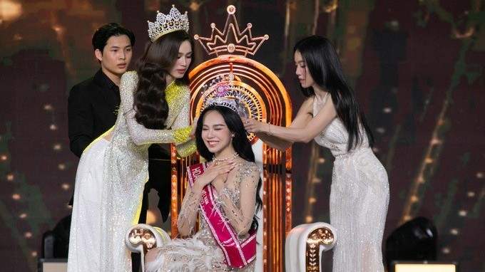 Đỗ Thị Hà khóc nức nở khi trao vương miện, Ban Tổ chức Hoa hậu Việt Nam nói gì?