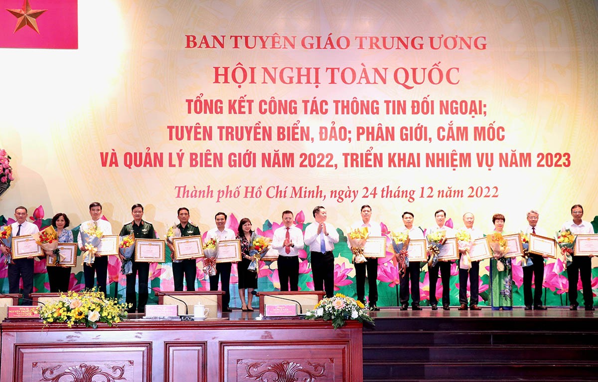 Tiếp tục xem công tác thông tin đối ngoại, tuyên truyền về biển, đảo, biên giới là mặt trận quan trọng. (nguồn: TTXVN) Tiếp tục xem công tác thông tin đối ngoại, tuyên truyền về biển, đảo, biên giới là mặt trận quan trọng. (nguồn: TTXVN)