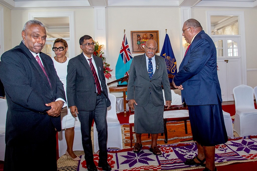 Tổng thống Fiji Ratu Wiliame Katonivere (phải) nói chuyện với Thủ tướng Sitiveni Rabuka (thứ 2 từ phải) và các bộ trưởng sau lễ tuyên thệ tại thủ đô Suva vào ngày 24/12. (Nguồn: AFP)