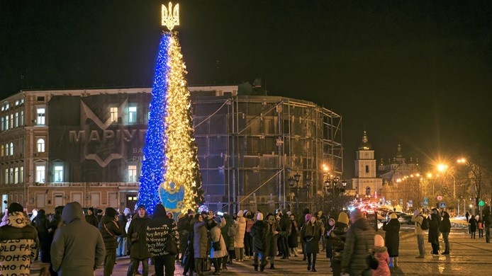 Mọi người chụp ảnh cây thông Noel tại Quảng trường Sofiyska sau cuộc tấn công bằng máy bay không người lái của Nga vào cơ sở hạ tầng điện của Ukraine vào sáng sớm ở Kiev, Ukraine, vào ngày 19/12/2022. (Nguồn: Getty Images)