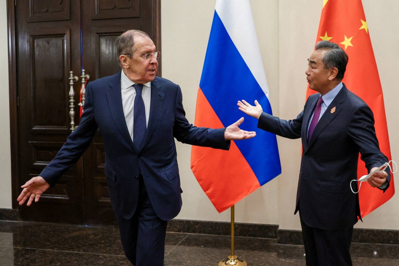 Ngoại trưởng Trung Quốc Vương Nghị và người đồng cấp Nga Sergei Lavrov tại cuộc gặp ở Denpasar, Indonesia, tháng 7/2022. (Nguồn: Reuters)