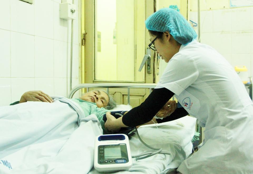 Khám cho bệnh nhân tại Bệnh viện Tim Hà Nội. Ảnh: Phạm Hùng