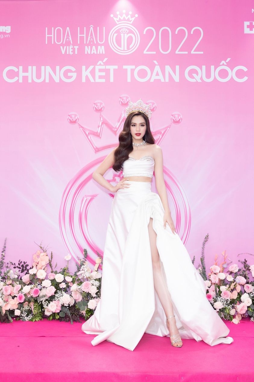 Mặc kệ những lời gièm pha, Đỗ Thị Hà vẫn đăng ảnh thần thái cuốn hút hậu chung kết Hoa hậu Việt Nam 2022
