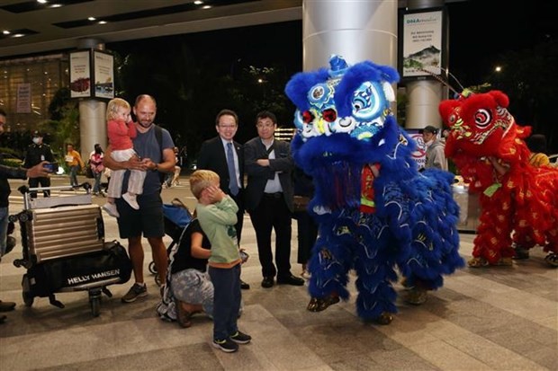 A greeting ceremony for passengers on the flight of Tigerair Taiwan to Da Nang on December 24. (Source: VNA)