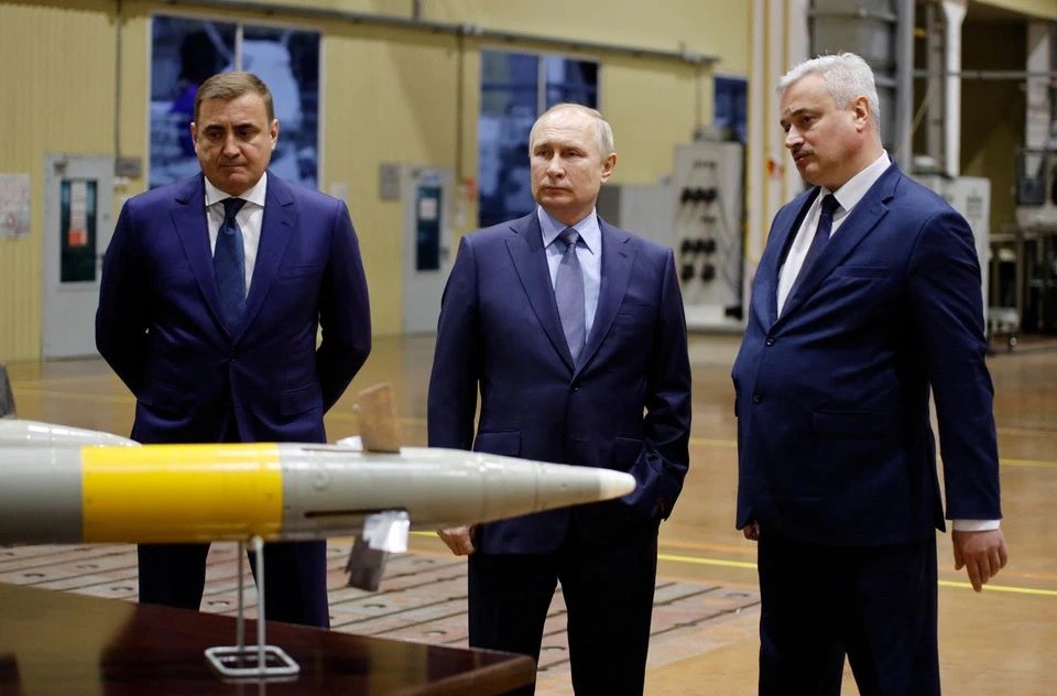 Ảnh ấn tượng tuần (19 25/12): Lính Ukraine bắn pháo Pion, Tổng thống Nga Putin yêu cầu tăng cường sản xuất vũ khí, Mỹ cam kết ‘bảo trợ đến cùng’ Kiev