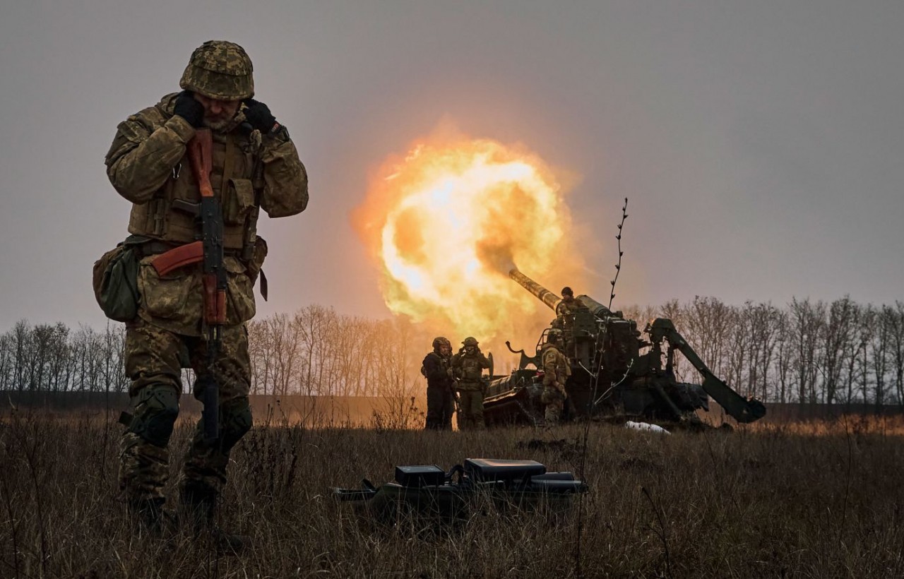 Ảnh ấn tượng tuần (19 25/12): Lính Ukraine bắn pháo Pion, Tổng thống Nga Putin yêu cầu tăng cường sản xuất vũ khí, Mỹ cam kết ‘bảo trợ đến cùng’ Kiev