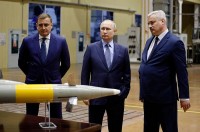 Ảnh ấn tượng tuần (19-25/12): Tổng thống Nga Putin yêu cầu tăng cường sản xuất vũ khí, Mỹ cam kết ‘bảo trợ’ Ukraine đến cùng, cháy kho xăng ở Colombia