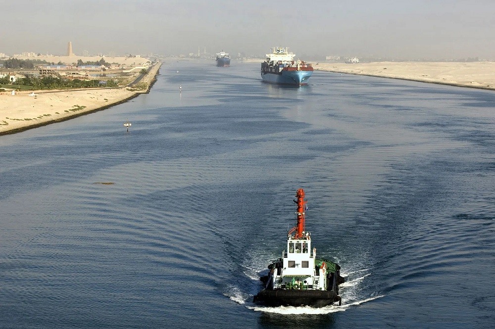 (12.26) Ai Cập phủ nhận việc nhượng các cảng trên sông Nile - Ảnh: Tàu và container di chuyển trên sông Nile. (Nguồn: Shutterstock)
