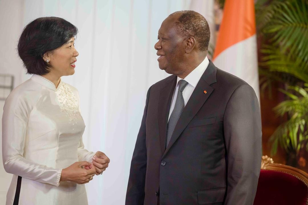 La embajadora vietnamita en Marruecos, concurrente en Costa de Marfil, Dang Thi Thu Ha, y el presidente de Costa de Marfil, Alassane Ouattara. (Fotografía: baoquocte.vn)