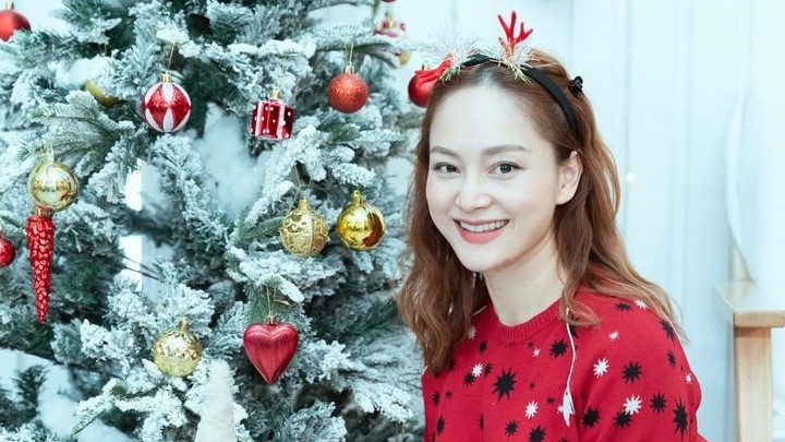 Sao Việt: Hoa hậu Tiểu Vy đẹp ma mị, Trấn Thành tình tứ với bà xã Hari Won