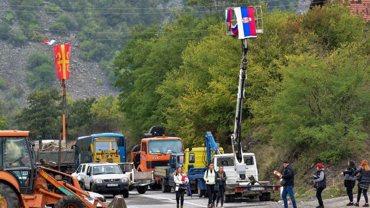 Serbia phái tư lệnh tới biên giới với Kosovo