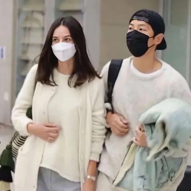 Tìm hiểu danh tính bạn gái mới của Song Joong Ki Tìm hiểu danh tính bạn gái mới của Song Joong Ki