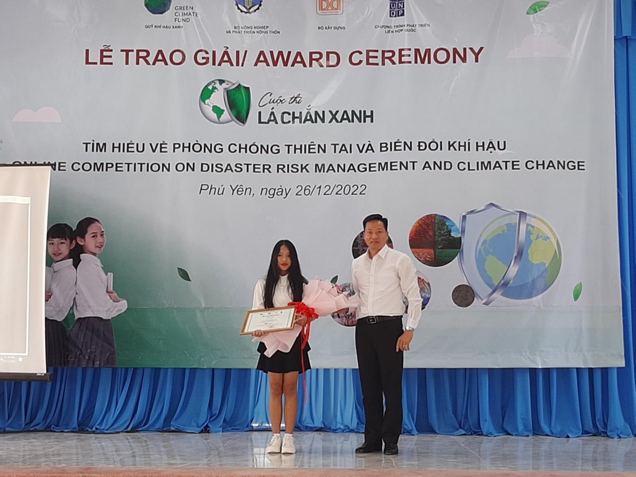 Giải Nhất cuộc thi thuộc về em Cao Khánh Ly, học sinh lớp 6A, THCS Quảng Thanh, tỉnh Quảng Bình, với video clip chia sẻ cách phòng chống biến đổi khí hậu và ứng phó các tình huống thiên tai. (Nguồn: UNDP)