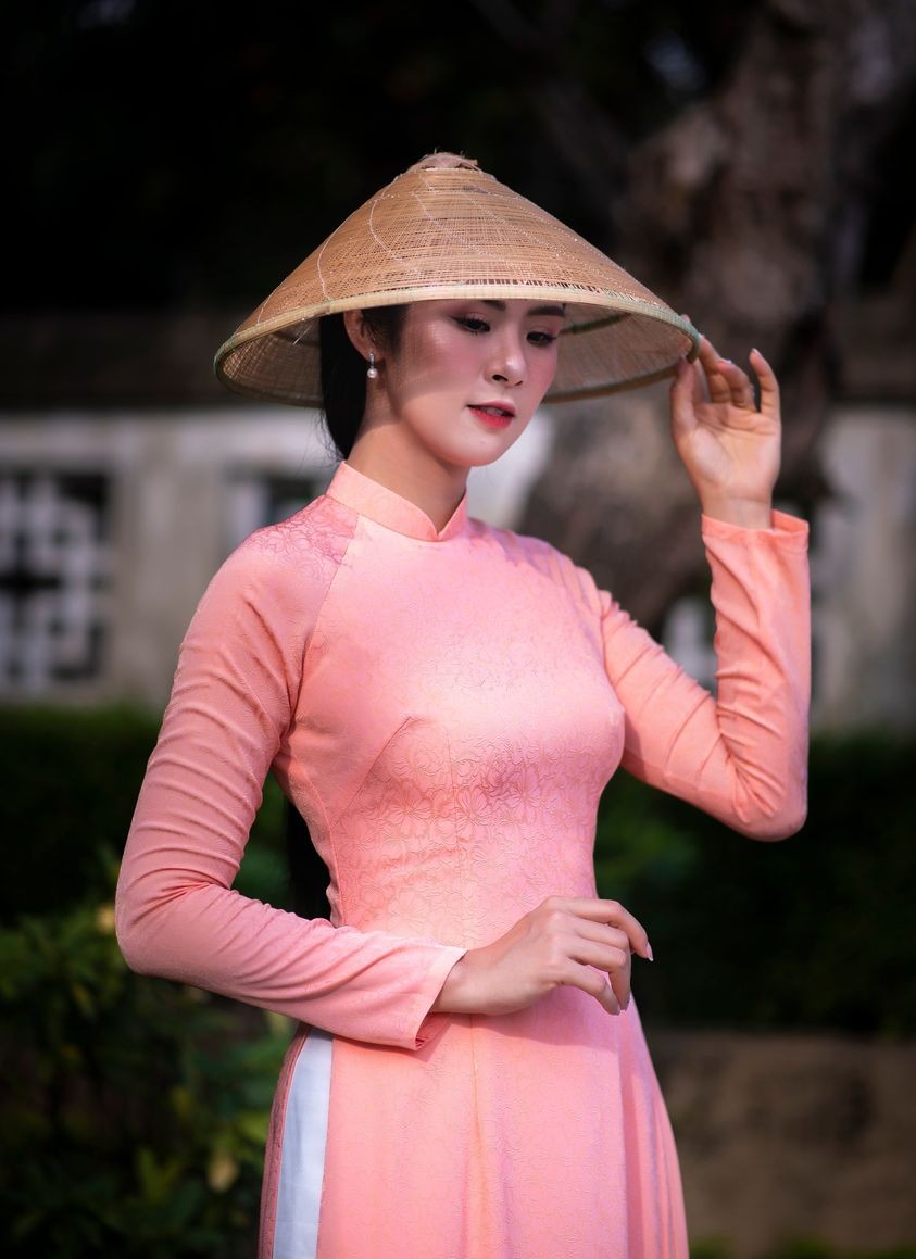 Hoa hậu Ngọc Hân dịu dàng với áo dài