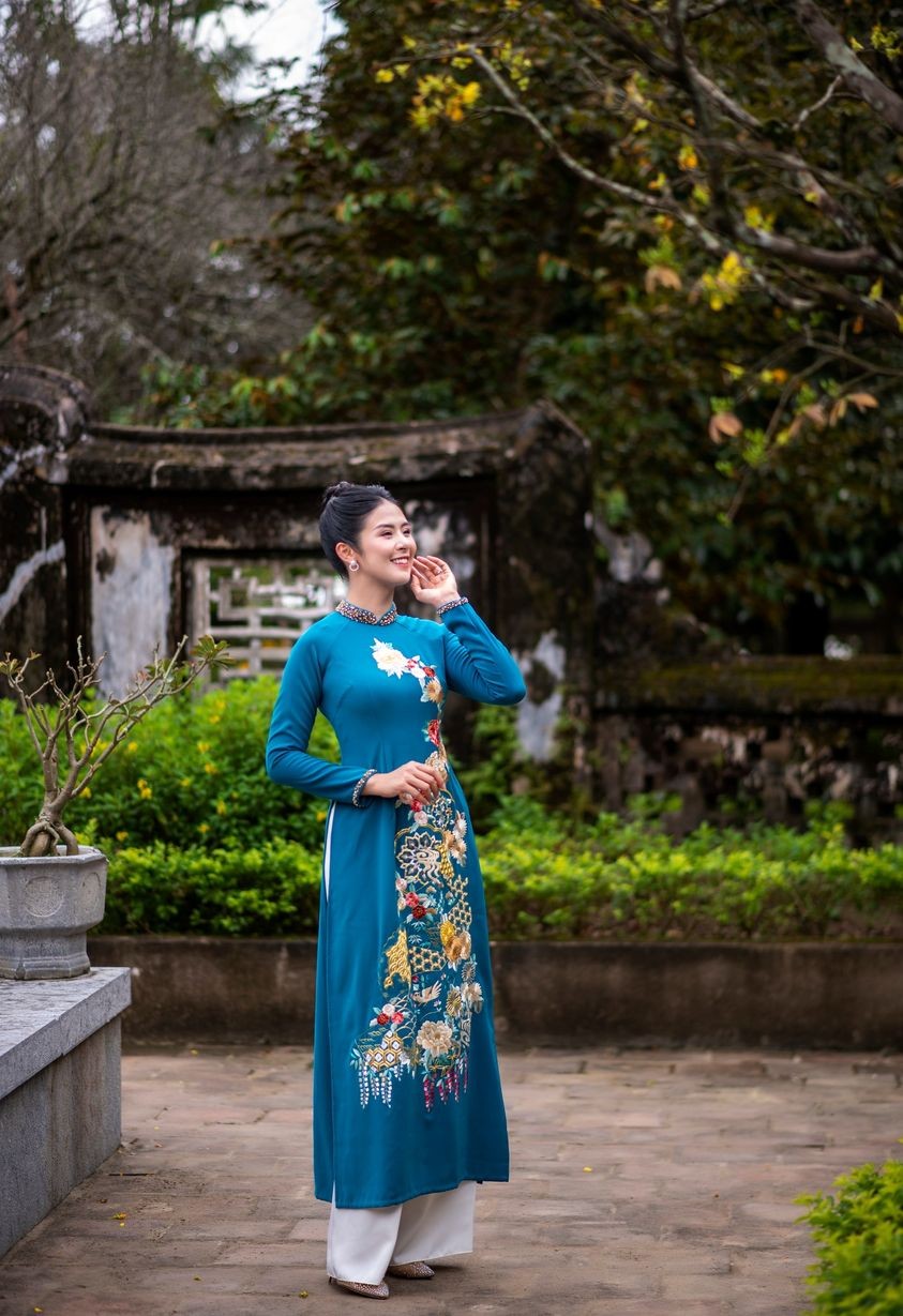 Hoa hậu Ngọc Hân dịu dàng với áo dài