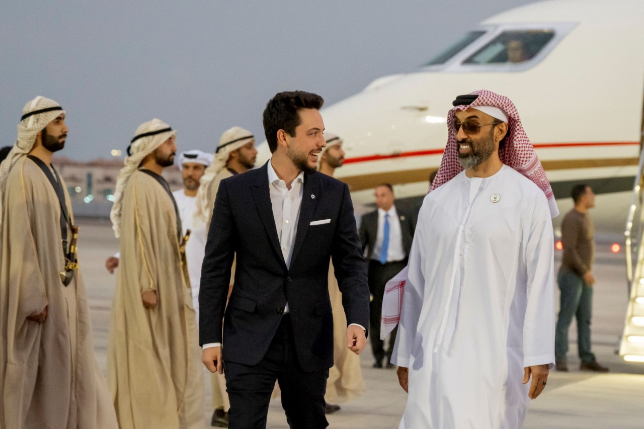 Cố vấn An ninh quốc gia UAE Sheikh Tahnoun bin Zayed đón Thái tử Jordan Hussein bin Abdullah tại sân bay Al Bateen ở Abu Dhabi ngày 26/12. (Nguồn: Wam)