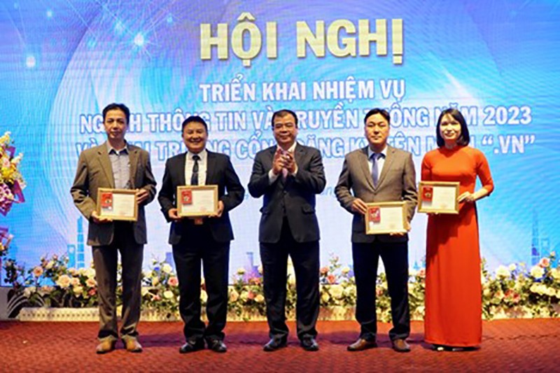 Lãnh đạo UBND tỉnh Hải Dương trao Kỷ niệm chương cho các cá nhân có thành tích đóng góp cho sự nghiệp xây dựng và phát triển ngành thông tin và truyền thông.