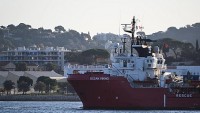 Italy cho phép tàu chở người di cư cập cảng