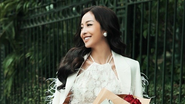 Hoa hậu Jennifer Phạm trẻ, đẹp, lạ khi làm mẫu trang phục, dạo phố Đông Hà Nội