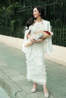 Hoa hậu Jennifer Phạm trẻ, đẹp, lạ khi làm mẫu trang phục, dạo phố Đông Hà Nội