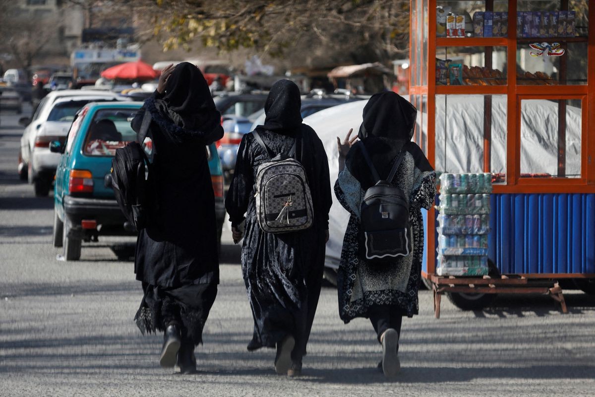 (12.29) Nữ sinh viên đi bộ gần trường Đại học Kabul, Afghanistan. (Nguồn Reuters)