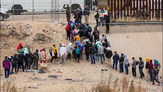 Mỹ giữ nguyên luật trục xuất người nhập cư bất hợp pháp dưới thời ông Trump